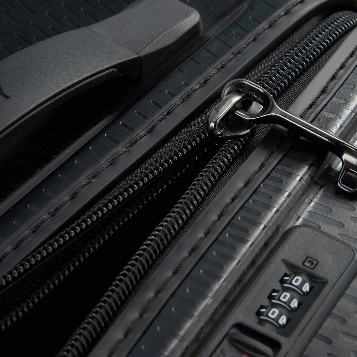 Delsey Turenne 27" Large Spinner 7 Delsey Turenne 27" Large Spinner - Image 5